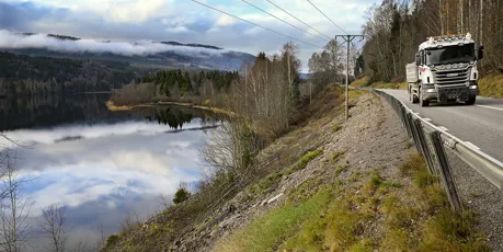 Väg och älv_low_besk.jpg.